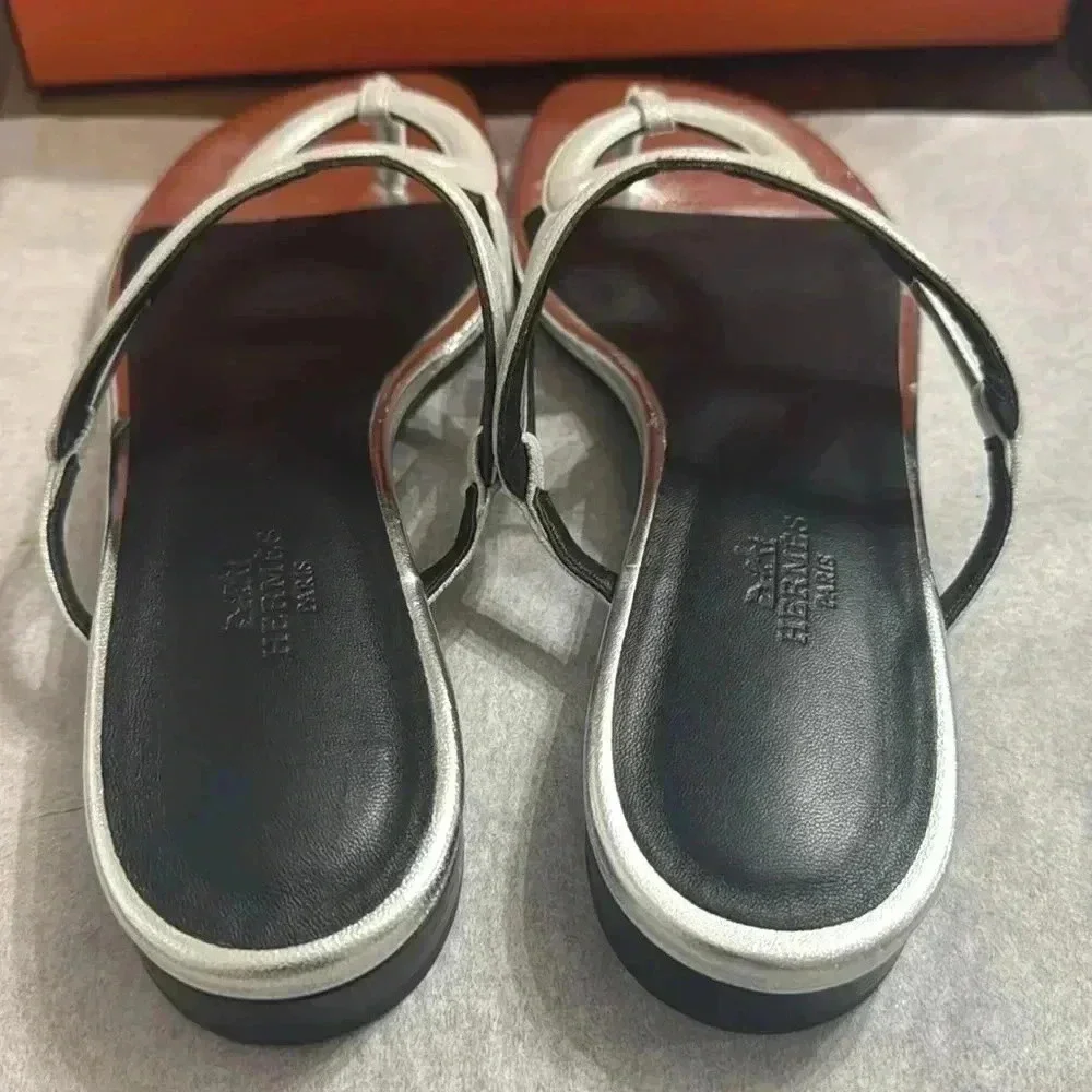 Hermes
Metallic Suede Goatskin
Beach Sandals 38 Silver - Picture 11 of 13